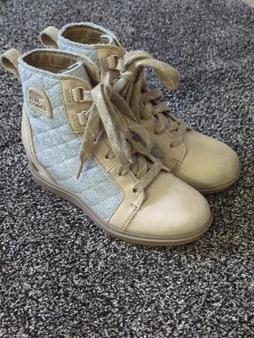 Sorel Women's Lace-Up Quilted Boots in Tan and Gray